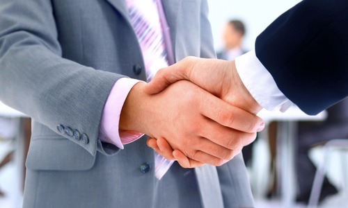 ¿Por qué debe el empleador informar al trabajador que el contrato de trabajo a término fijo no se prorrogará?