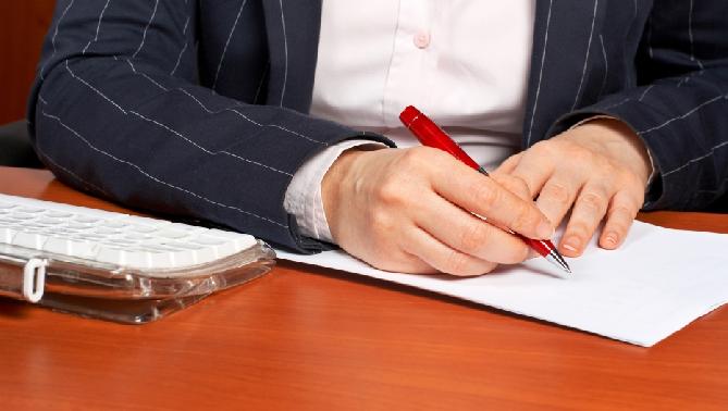 ¿Debe haber preaviso en el contrato laboral a término indefinido?