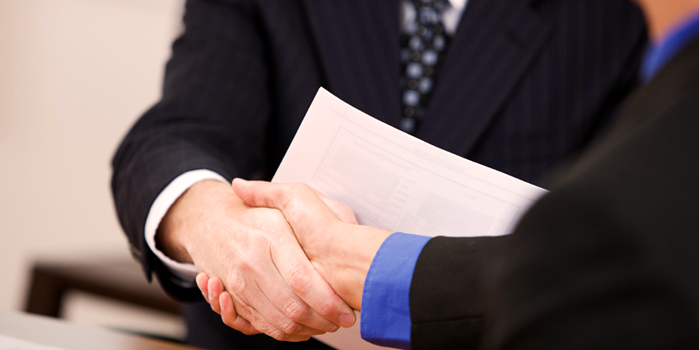 ¿Cómo se debe proceder al tramitar la sucesión de una persona ante los jueces?