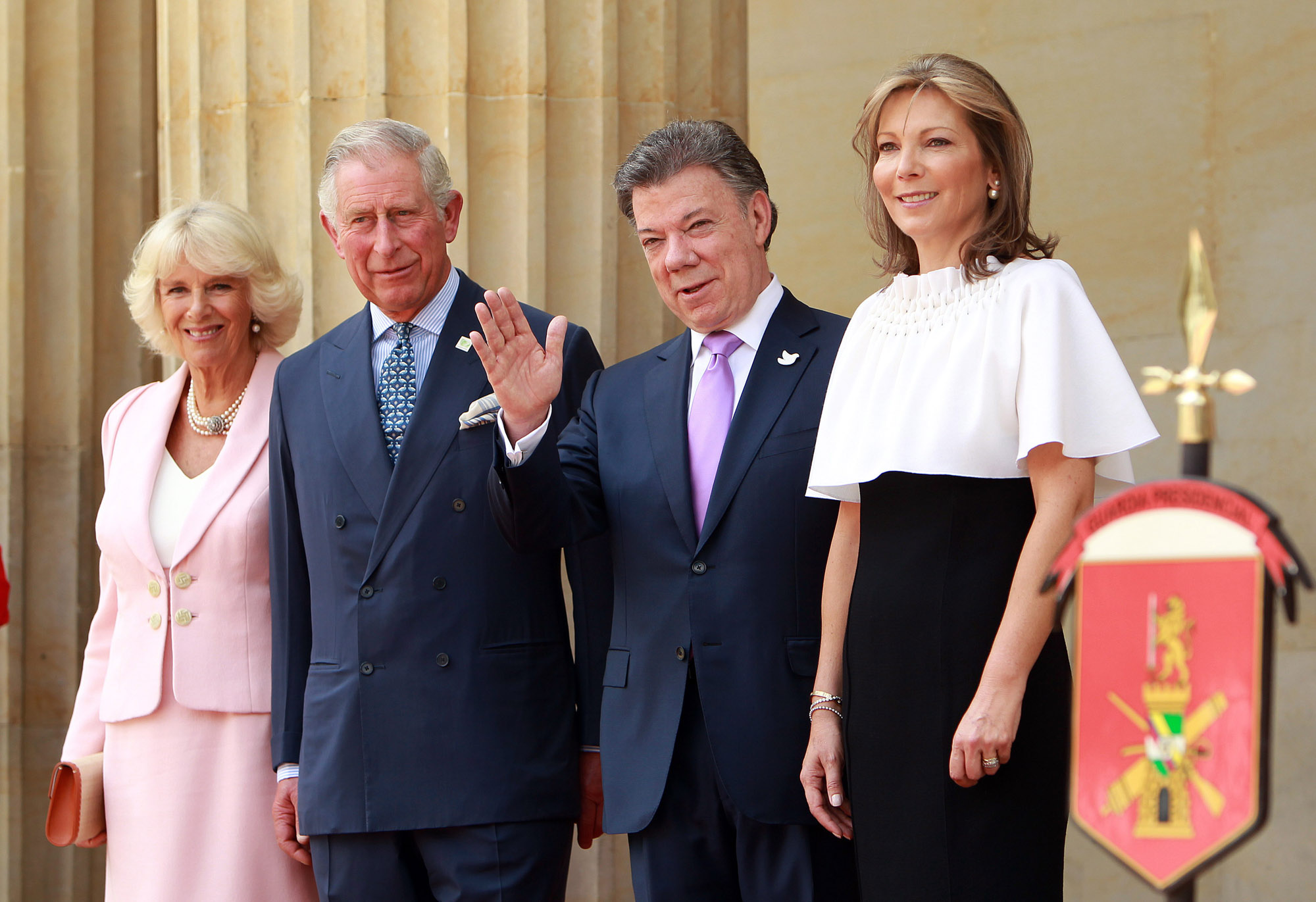 Juan Manuel Santos atiende con decoro al príncipe Carlos de Inglaterra 