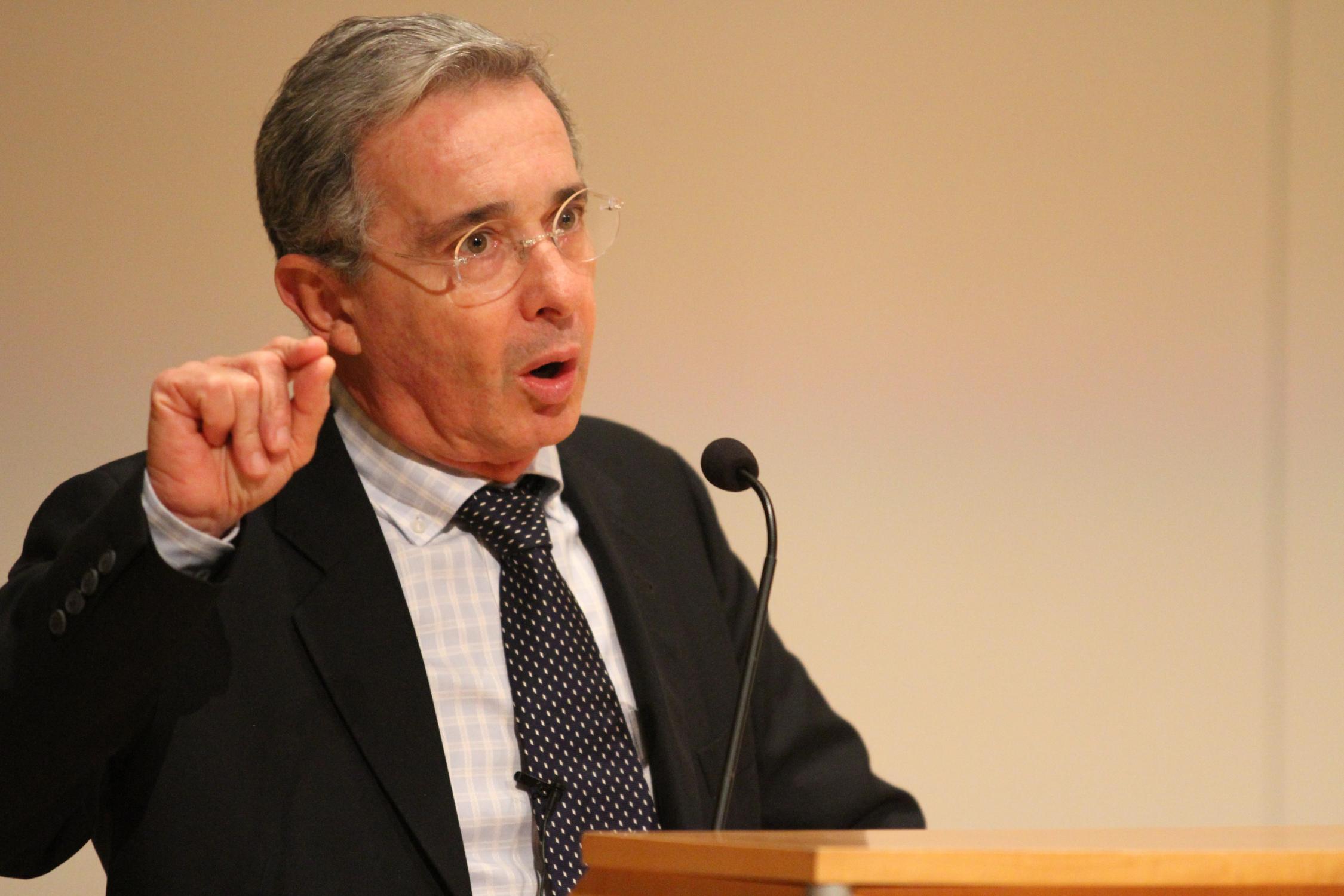 Uribe defiende su posición frente a los cultivos de marihuana
